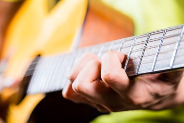 Asya gitarist müzik kayıt stüdyosunda