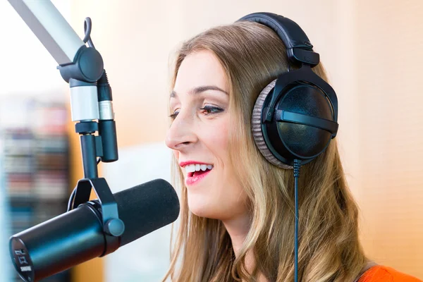 Kvinnlig radiopratare i radiostationen på luft — Stockfoto