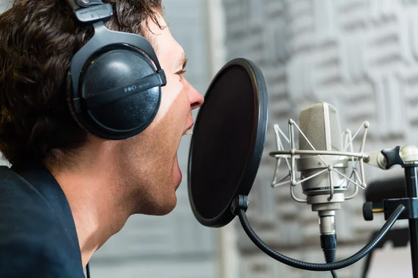 Mannelijke zanger of muzikant voor opname in Studio — Stockfoto