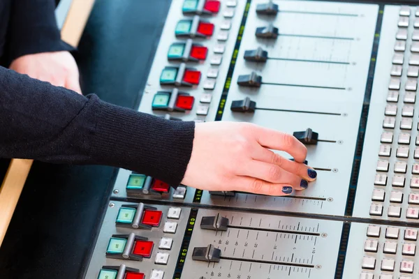 Presentador de radio en la estación de radio en el aire — Foto de Stock