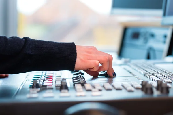 Presentador de radio en la estación de radio en el aire — Foto de Stock