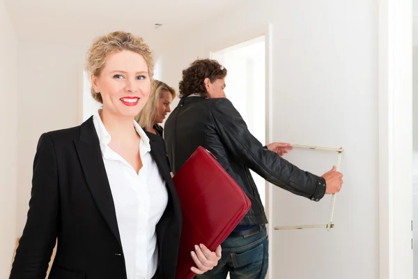 Pár keres ingatlant, női ingatlanügynök — Stock Fotó