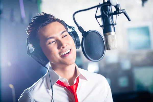 Cantante asiático masculino produciendo canción en estudio de grabación —  Fotos de Stock