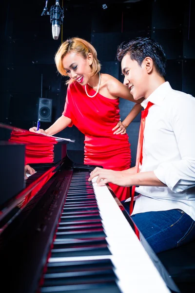 Asiático profesional músico grabación canción en estudio — Foto de Stock