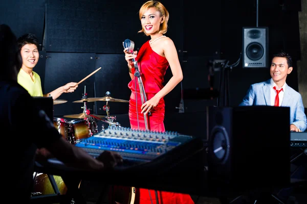 Band profesional Asia dalam pencampuran studio — Stok Foto