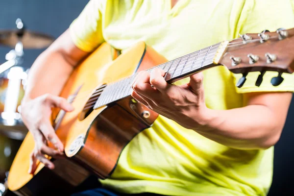 Asiático guitarrista tocando música no estúdio de gravação — Fotografia de Stock