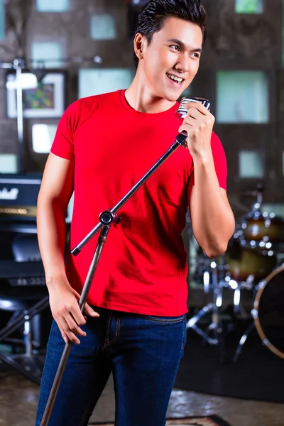 Cantante asiatica che produce canzoni in studio di registrazione — Foto Stock