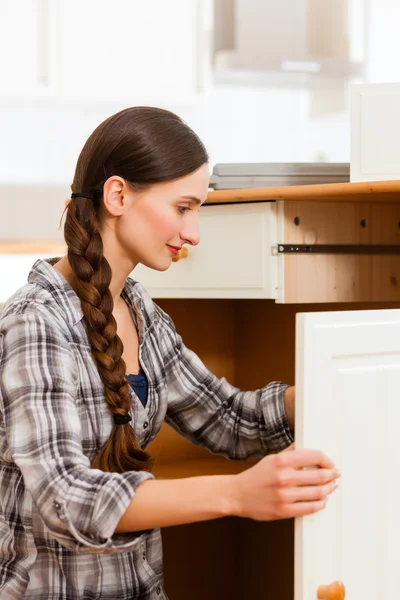 Young woman is assembling a cupboard — Stock Photo, Image