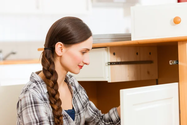 Junge Frau baut einen Schrank zusammen — Stockfoto