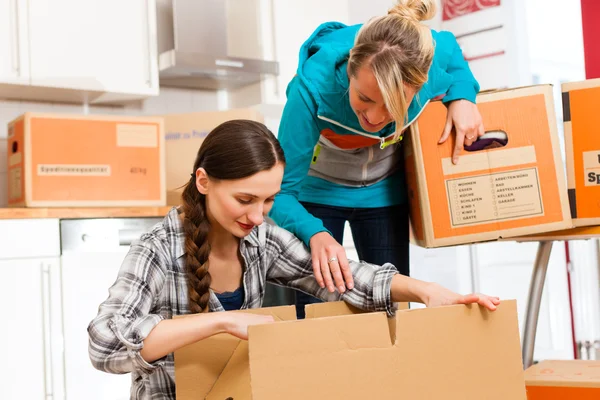 Dos mujeres con caja móvil en su casa —  Fotos de Stock