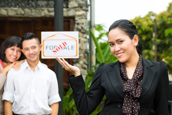 Asiatisches Paar auf der Suche nach Immobilien — Stockfoto