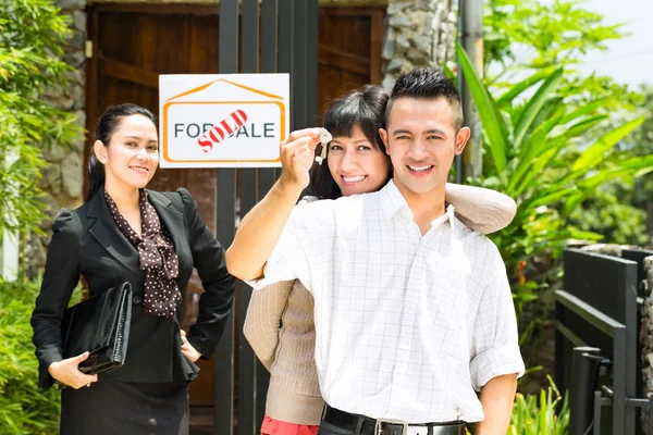 Asian couple looking for real estate — Stock Photo, Image