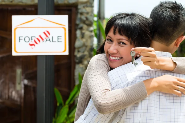 Asian couple looking for real estate — Stock Photo, Image