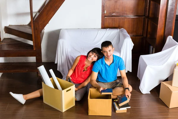 Asiático pareja teniendo descanso mientras se mueve en — Foto de Stock