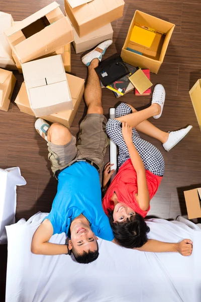 Casal asiático se movendo na nova casa — Fotografia de Stock