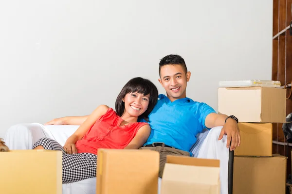 Asiático casal ter pausa enquanto se move em — Fotografia de Stock