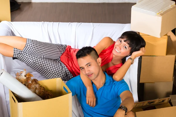 Asiático pareja teniendo descanso mientras se mueve en — Foto de Stock