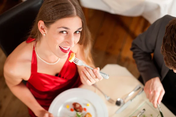 Mujer comiendo comida — Foto de Stock