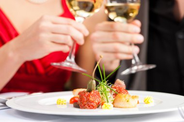 Akşam yemeği ya da restoranda öğle yemeği