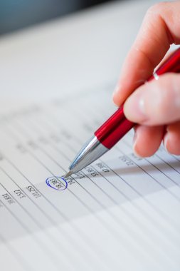 bir iş planı üzerinde çalışan iş kadını
