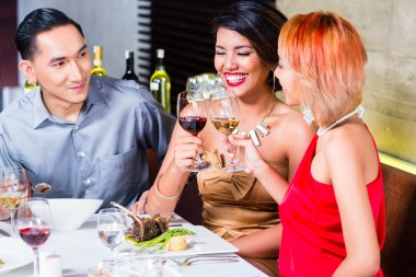 Asya arkadaşlar lüks restoranda yemek