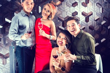 Asya arkadaşlar süslü barda şarap içme