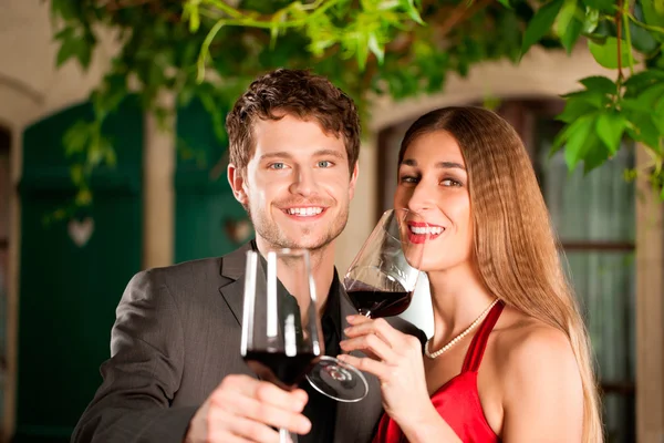 Paar beim Wein — Stockfoto