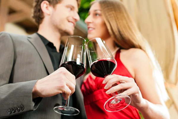 Degustação de vinhos em restaurante — Fotografia de Stock