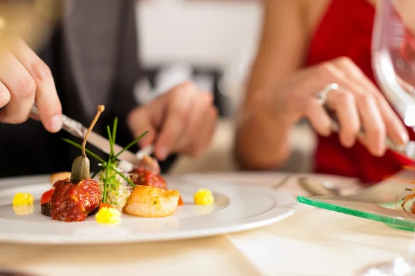 Coppia mangiare e bere in ottimo ristorante — Foto Stock
