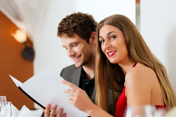 Paar schaut sich Speisekarte des Restaurants an — Stockfoto