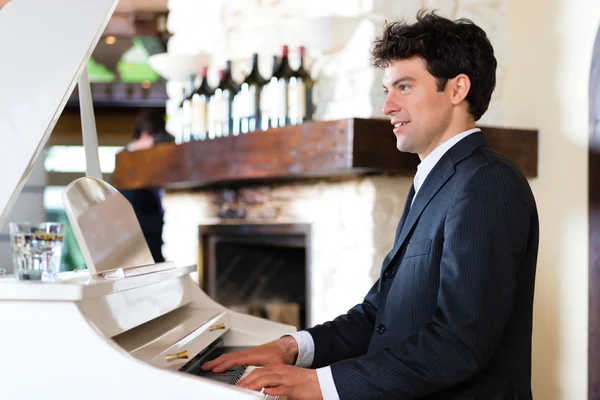 Pianista en un buen restaurante —  Fotos de Stock