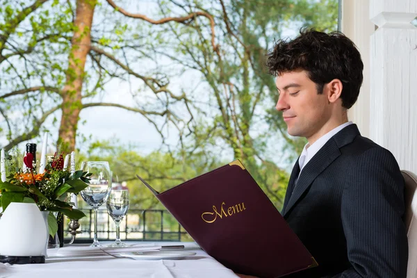 Empresário almoça no restaurante — Fotografia de Stock