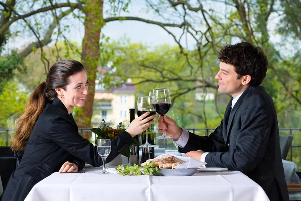 Empresários almoçam em restaurante — Fotografia de Stock