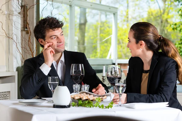 Företagare med lunch i restaurang — Stockfoto