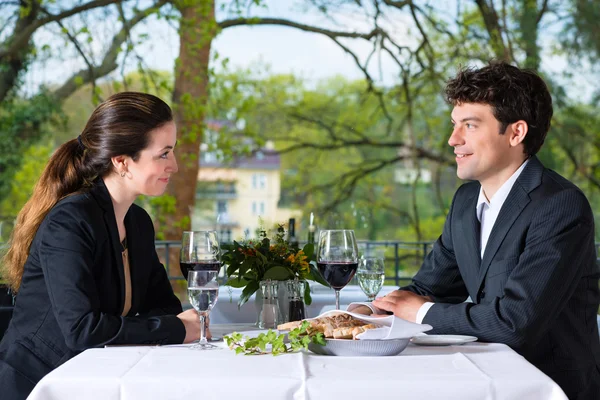 Företagare med lunch i restaurang — Stockfoto