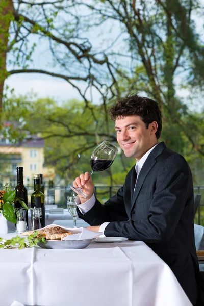 Geschäftsmann isst im Restaurant zu Mittag — Stockfoto