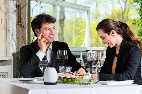 Geschäftsleute beim Mittagessen im Restaurant — Stockfoto