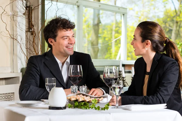 Empresários almoçando em restaurante — Fotografia de Stock