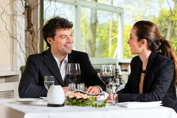 Företagare med lunch i restaurang — Stockfoto