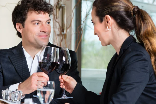 Empresarios almorzan en restaurante — Foto de Stock