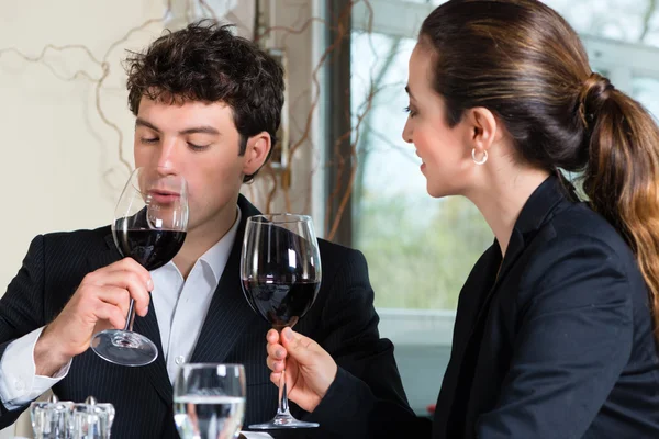 Företagare har en lunch i restaurang — Stockfoto