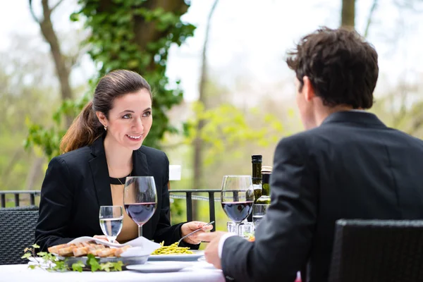 Des hommes d'affaires déjeunent au restaurant — Photo