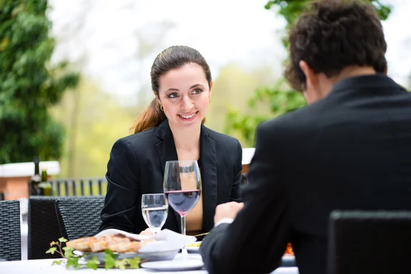 Företagare med lunch i restaurang — Stockfoto