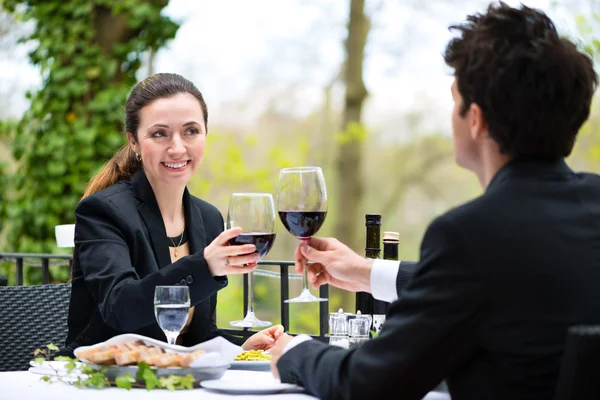 Empresários almoçando em restaurante — Fotografia de Stock
