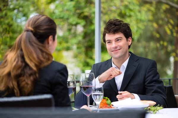 Företagare med lunch i restaurang — Stockfoto