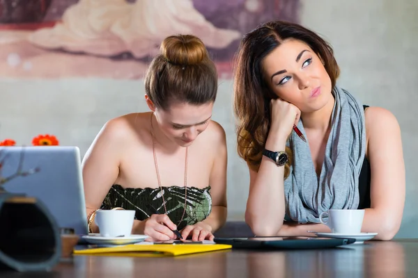 Étudiants ou femmes d'affaires travaillant dans un café — Photo