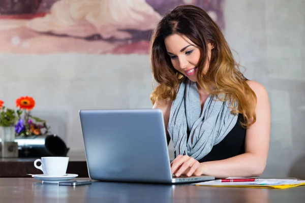 Studente o donna d'affari che lavora nel caffè — Foto Stock