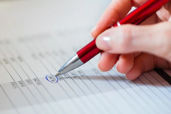 Zakenvrouw bezig met een businessplan — Stockfoto