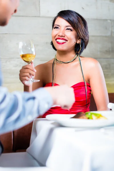 Asiático casal clinking copos de vinho no bar — Fotografia de Stock