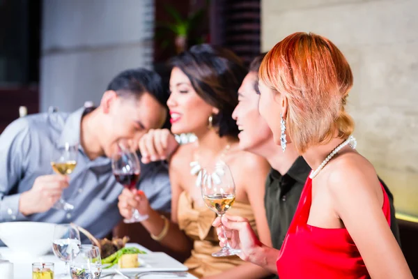 Asie přátelé stolování v luxusní restauraci — Stock fotografie